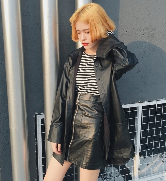 Дълго кожено яке с джобове и копчета в класически черен цвят