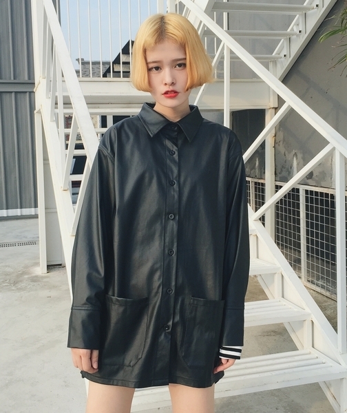 Дълго кожено яке с джобове и копчета в класически черен цвят