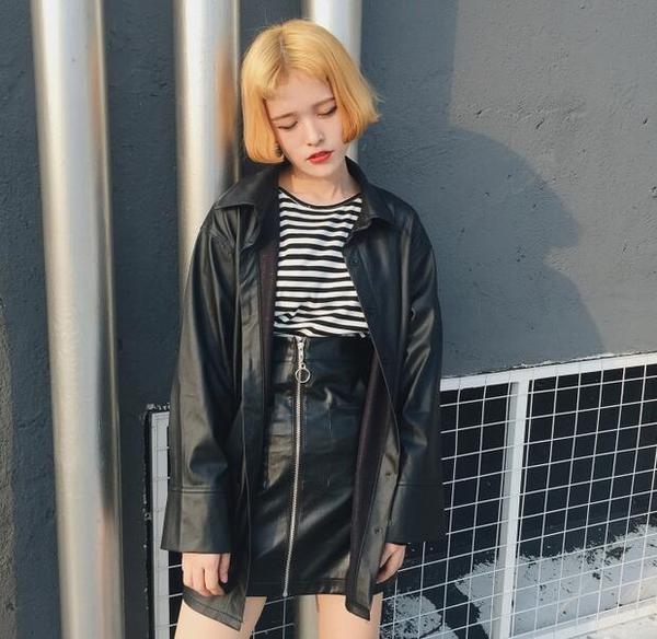 Дълго кожено яке с джобове и копчета в класически черен цвят