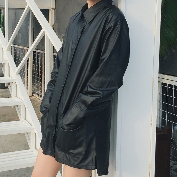 Дълго кожено яке с джобове и копчета в класически черен цвят