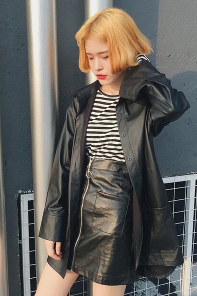 Дълго кожено яке с джобове и копчета в класически черен цвят