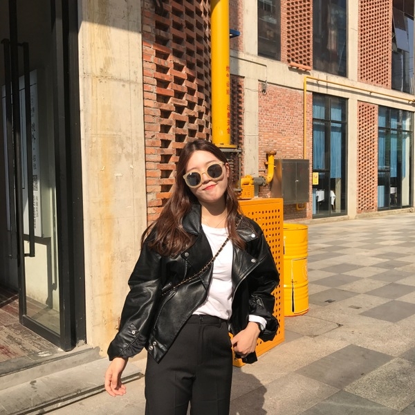 Δερμάτινα κυρίες σακάκι στο βρετανικό στυλ - ευρύ μοντέλο σε μαύρο χρώμα