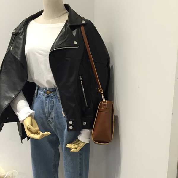 Δερμάτινα κυρίες σακάκι στο βρετανικό στυλ - ευρύ μοντέλο σε μαύρο χρώμα