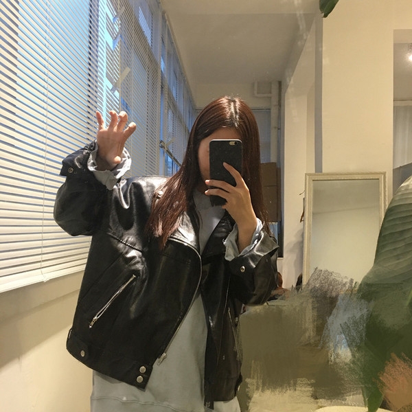 Δερμάτινα κυρίες σακάκι στο βρετανικό στυλ - ευρύ μοντέλο σε μαύρο χρώμα