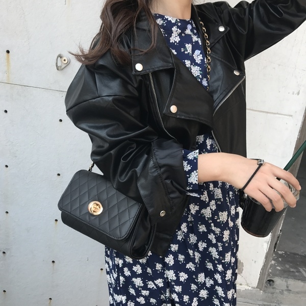 Δερμάτινα κυρίες σακάκι στο βρετανικό στυλ - ευρύ μοντέλο σε μαύρο χρώμα