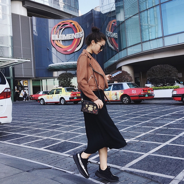 Стилно велурено дамско яке в кафяв цвят в британски стил