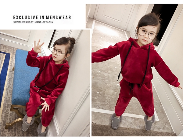 Παιδικά βελούδινα σετ σε τρία χρώματα - γκρι, κόκκινο και μαύρο.