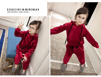 Детски плюшени комплекти в три цвята - сив, червен и черен.