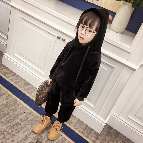 Παιδικά βελούδινα σετ σε τρία χρώματα - γκρι, κόκκινο και μαύρο.