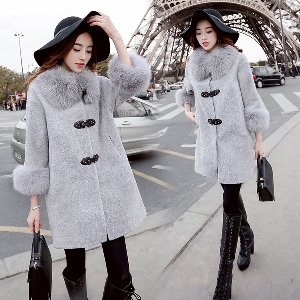 Μακρύ μοντέρνο γυναικείο παλτό σε γκρι χρώμα με γούνα στο κολάρο και στα μανίκια 