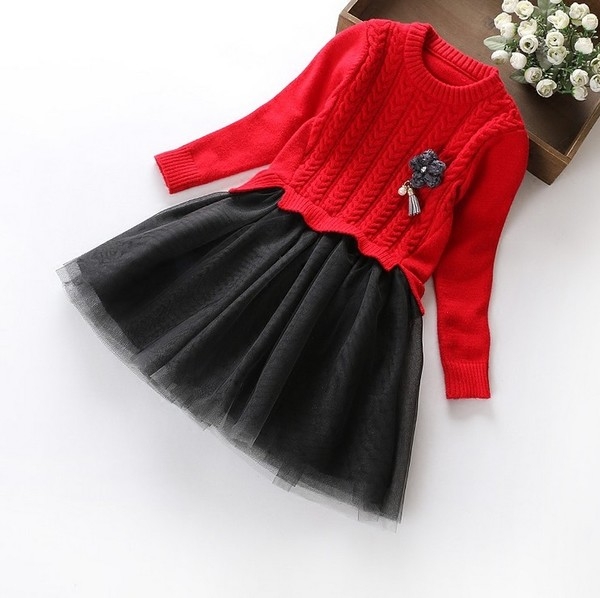 Παιδικό φόρεμα  με τούλι στο κάτω μέρος.