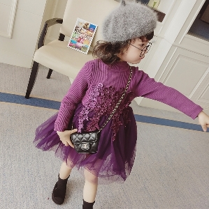 Παιδικό φόρεμα για ειδικές περιστάσεις σε μωβ και ροζ.