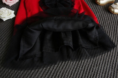 Φόρεμα με μακριά μανίκια για τα παιδιά σε κόκκινο και λευκό στην κορυφή.