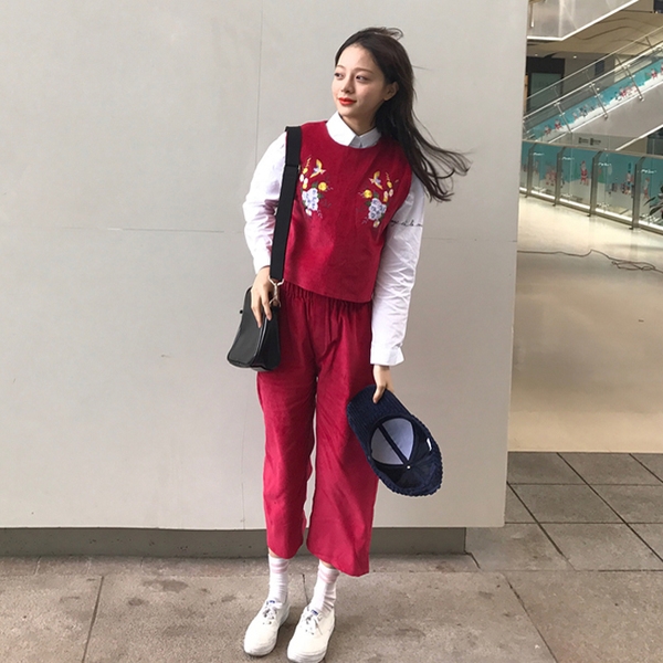 Οι γυναίκες που από δύο μέρη - μια μπλούζα και παντελόνι σε κόκκινο και μαύρο