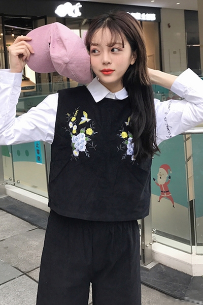 Οι γυναίκες που από δύο μέρη - μια μπλούζα και παντελόνι σε κόκκινο και μαύρο