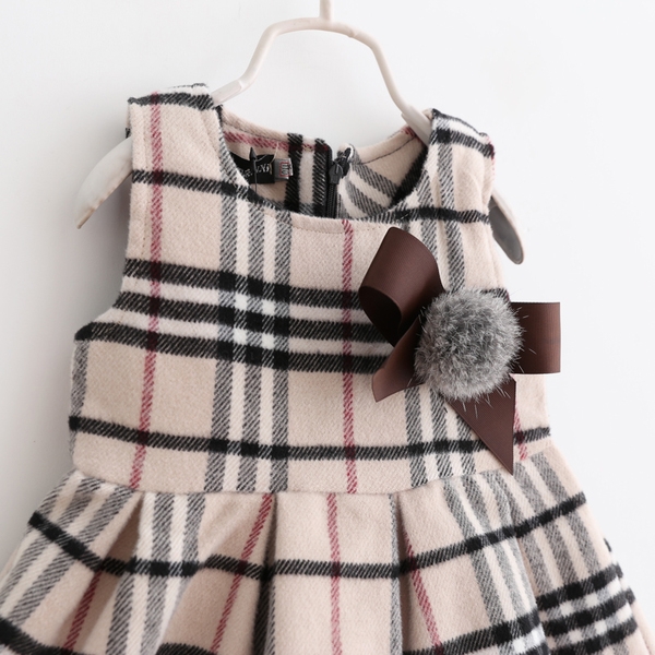 Μωρό φορέματα καρό σε μπεζ και κόκκινο με ρουφηξιά.