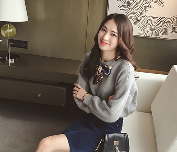 Οι γυναίκες το κομψό σετ από φούστα και μπλούζα σε ροζ και μπλε