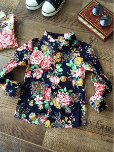 Παιδικό πουκάμισο με κοντά και μακριά μανίκια με μοτίβα λουλουδιών.