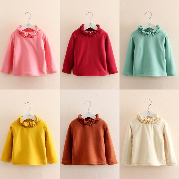 Παιδικά πουλόβερ για κομψά μικρά κοριτσάκια σε διαφορετικά χρώματα.