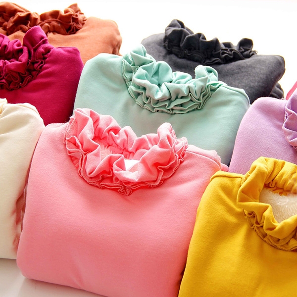 Παιδικά πουλόβερ για κομψά μικρά κοριτσάκια σε διαφορετικά χρώματα.