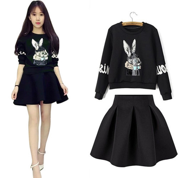 Спортен дамски комплект от 2 части - блуза и широка пола в черен и бял цвят с анимационни изображения