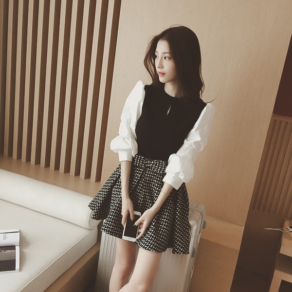 Κομψή σύνολο του γυναικείου φύλου σε καρό πουκάμισο και μαύρο O-λαιμό