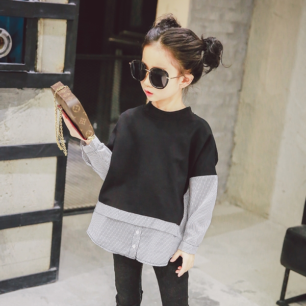 Детска широка блуза тип туника в черно и бяло.