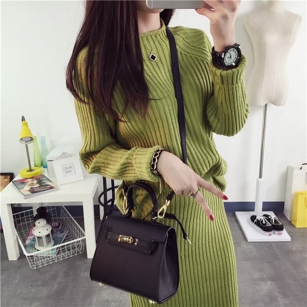 Οι γυναίκες που από δύο μέρη - μια μπλούζα και μακριά φούστα σε σκούρο μπλε, πράσινο και καφέ χρώμα