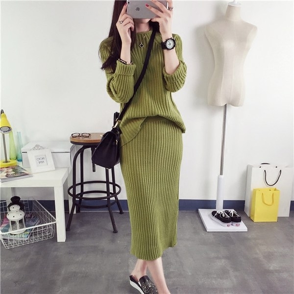 Οι γυναίκες που από δύο μέρη - μια μπλούζα και μακριά φούστα σε σκούρο μπλε, πράσινο και καφέ χρώμα