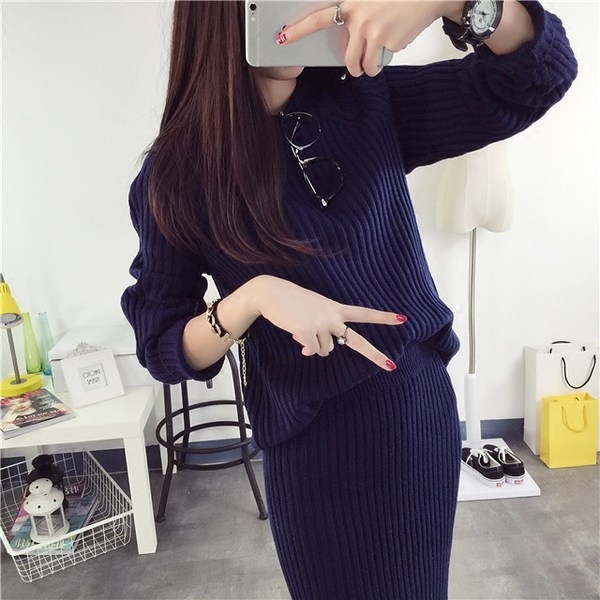 Οι γυναίκες που από δύο μέρη - μια μπλούζα και μακριά φούστα σε σκούρο μπλε, πράσινο και καφέ χρώμα