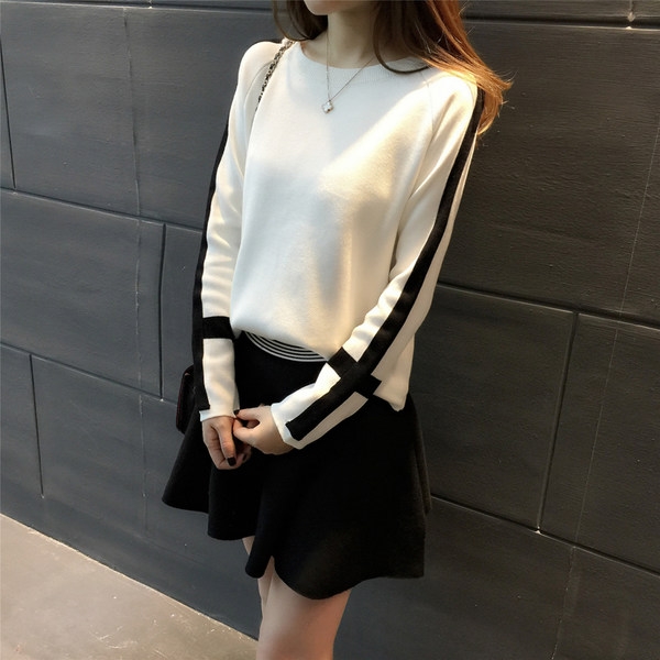 σπορ κιτ των γυναικών σε μια κοντή φούστα και μπλούζα με μακριά μανίκια.