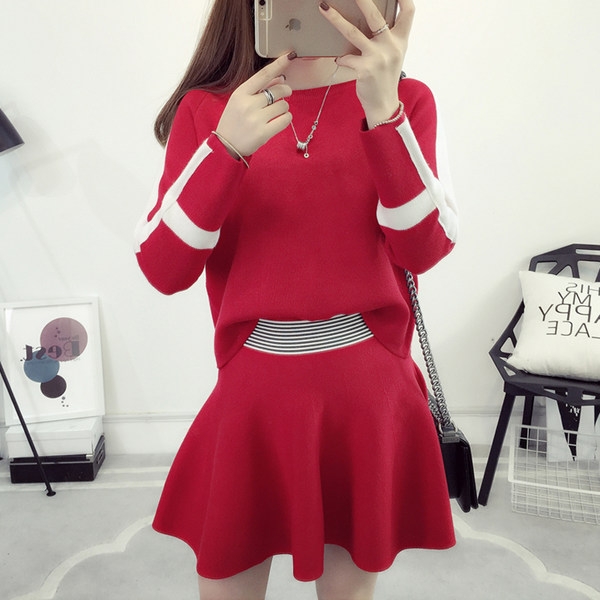 σπορ κιτ των γυναικών σε μια κοντή φούστα και μπλούζα με μακριά μανίκια.