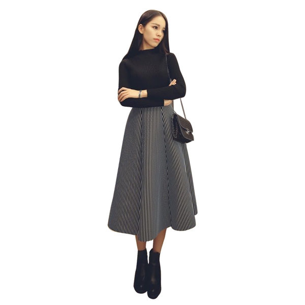 Οι γυναίκες το κομψό σετ με μαύρη κορυφή και φούστα των λωρίδων.