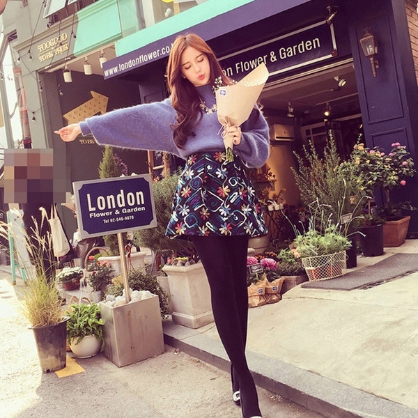 Οι γυναίκες που χοντρό πουλόβερ και κοντή φούστα με floral μοτίβα.