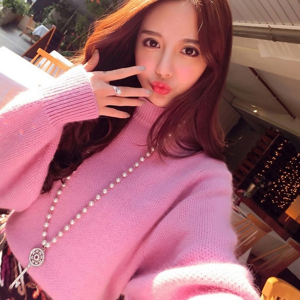 Οι γυναίκες που χοντρό πουλόβερ και κοντή φούστα με floral μοτίβα.