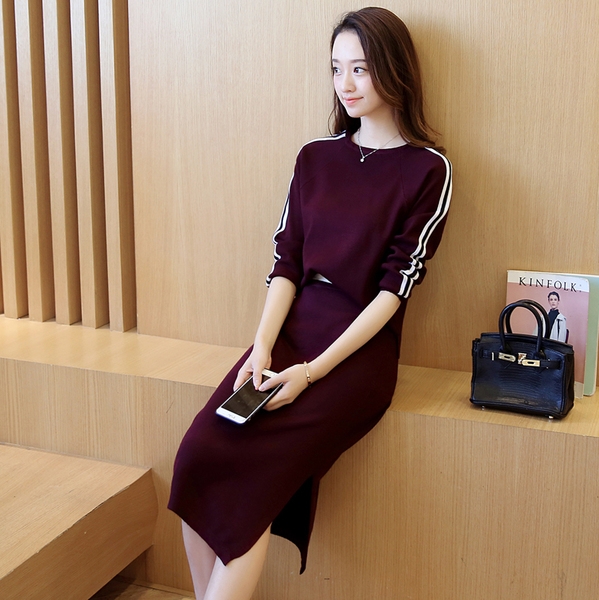 αθλητικό σύνολο των Γυναικών του πλεξίματος δύο τεμαχίων μπορντό και το μαύρο.