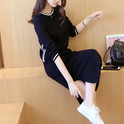 αθλητικό σύνολο των Γυναικών του πλεξίματος δύο τεμαχίων μπορντό και το μαύρο.