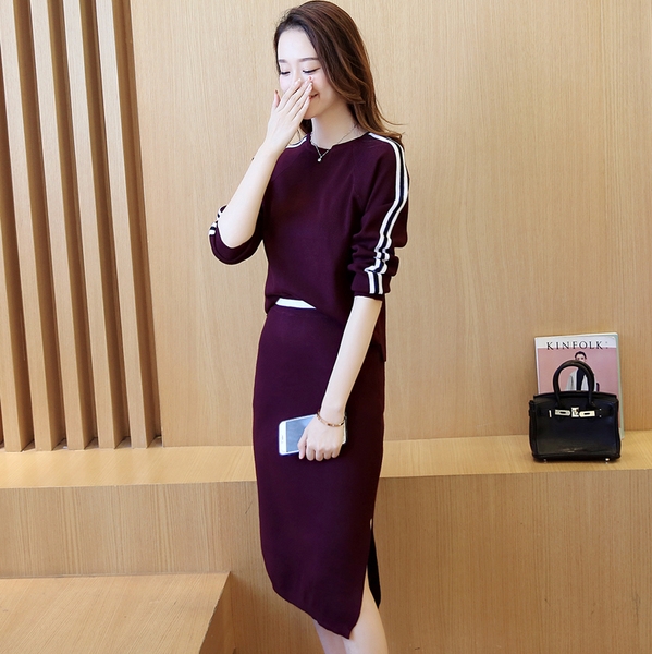 αθλητικό σύνολο των Γυναικών του πλεξίματος δύο τεμαχίων μπορντό και το μαύρο.