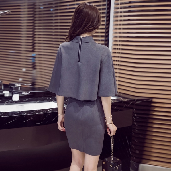 Η σύγχρονη γυναικεία ομάδα - μπλούζα με φαρδιά μανίκια και φούστα με ψηλή μέση.