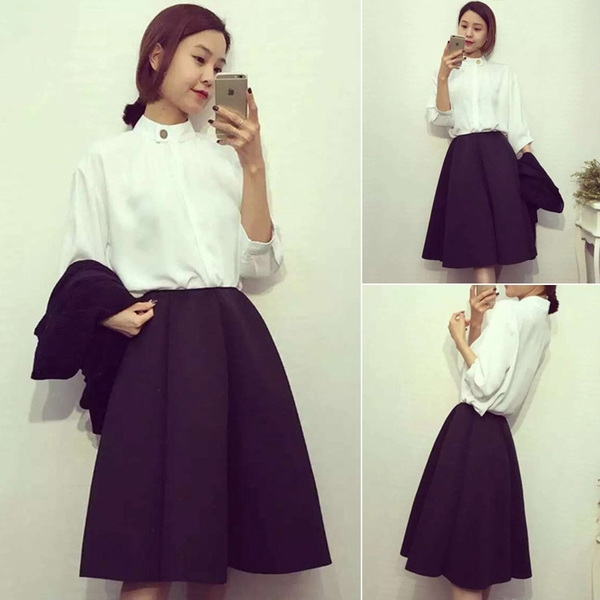 Σετ από δύο μέρη με μια μαύρη φούστα και άσπρο γόνατο απλό πουκάμισο.