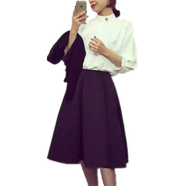 Σετ από δύο μέρη με μια μαύρη φούστα και άσπρο γόνατο απλό πουκάμισο.