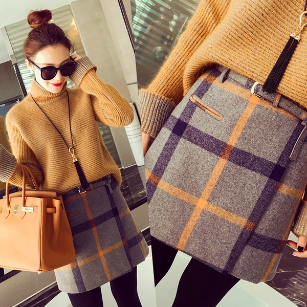 Οι γυναίκες κομψό σετ - πουλόβερ και σύντομη μεσάτο ρίγες φούστα.