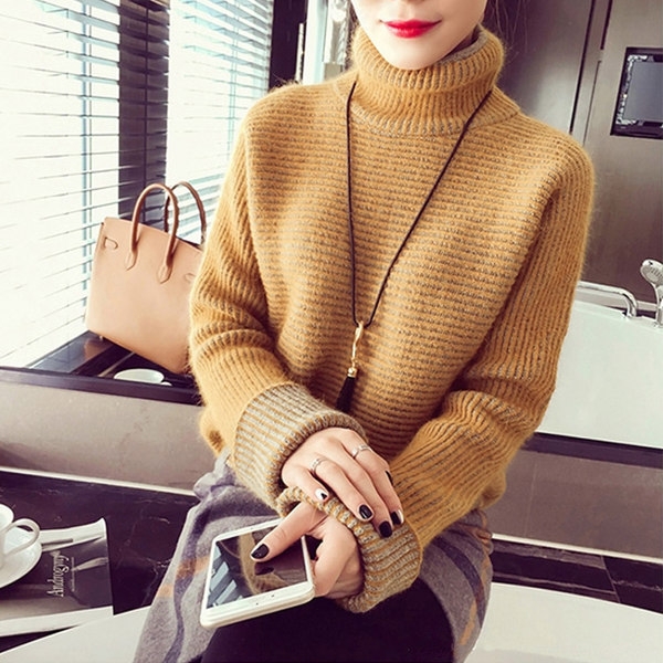 Οι γυναίκες κομψό σετ - πουλόβερ και σύντομη μεσάτο ρίγες φούστα.