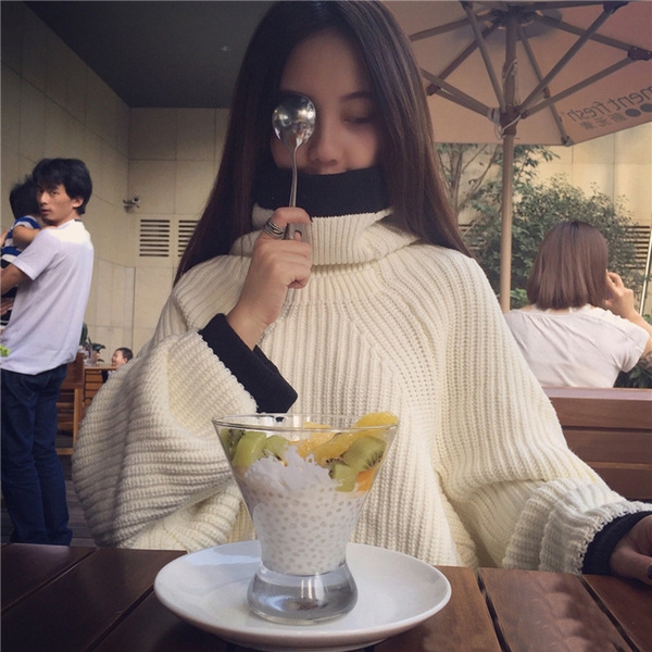 Ρύθμιση για τις γυναίκες - πουλόβερ με μανίκια νυχτερίδας και φούστα κάτω από το γόνατο.