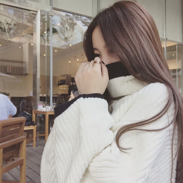 Ρύθμιση για τις γυναίκες - πουλόβερ με μανίκια νυχτερίδας και φούστα κάτω από το γόνατο.