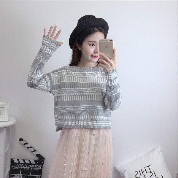 Γυναικείο ​​πουλόβερ  σε πράσινο, μαύρο, γκρι, μπεζ και λευκό - ευρύ μοντέλο