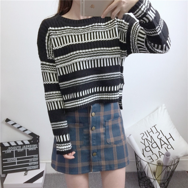 Γυναικείο ​​πουλόβερ  σε πράσινο, μαύρο, γκρι, μπεζ και λευκό - ευρύ μοντέλο