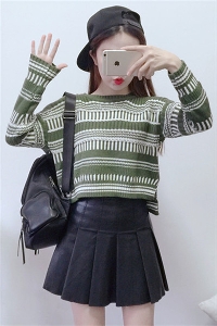 Γυναικείο ​​πουλόβερ  σε πράσινο, μαύρο, γκρι, μπεζ και λευκό - ευρύ μοντέλο