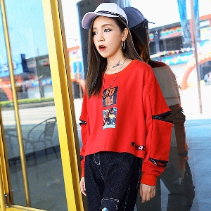 Κομψή μεγάλη μπλούζα για τις γυναίκες με σκισμένα μανίκια σε κόκκινο ευρύ μοντέλο