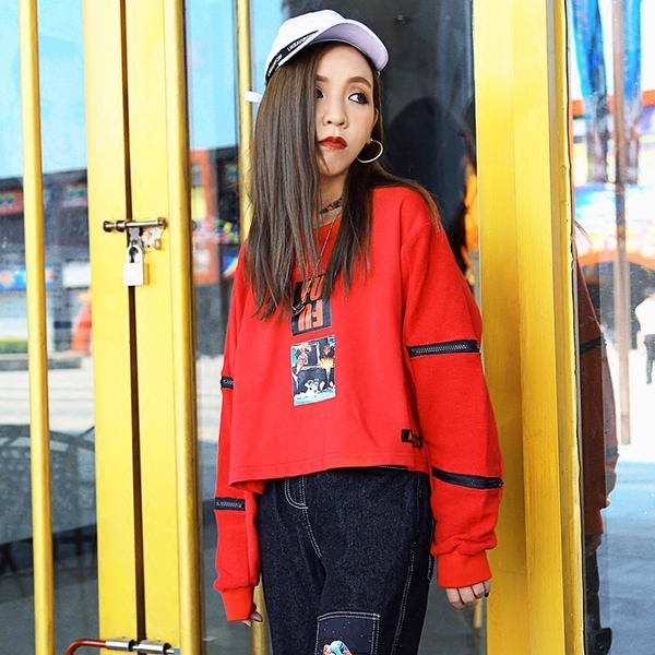 Κομψή μεγάλη μπλούζα για τις γυναίκες με σκισμένα μανίκια σε κόκκινο ευρύ μοντέλο